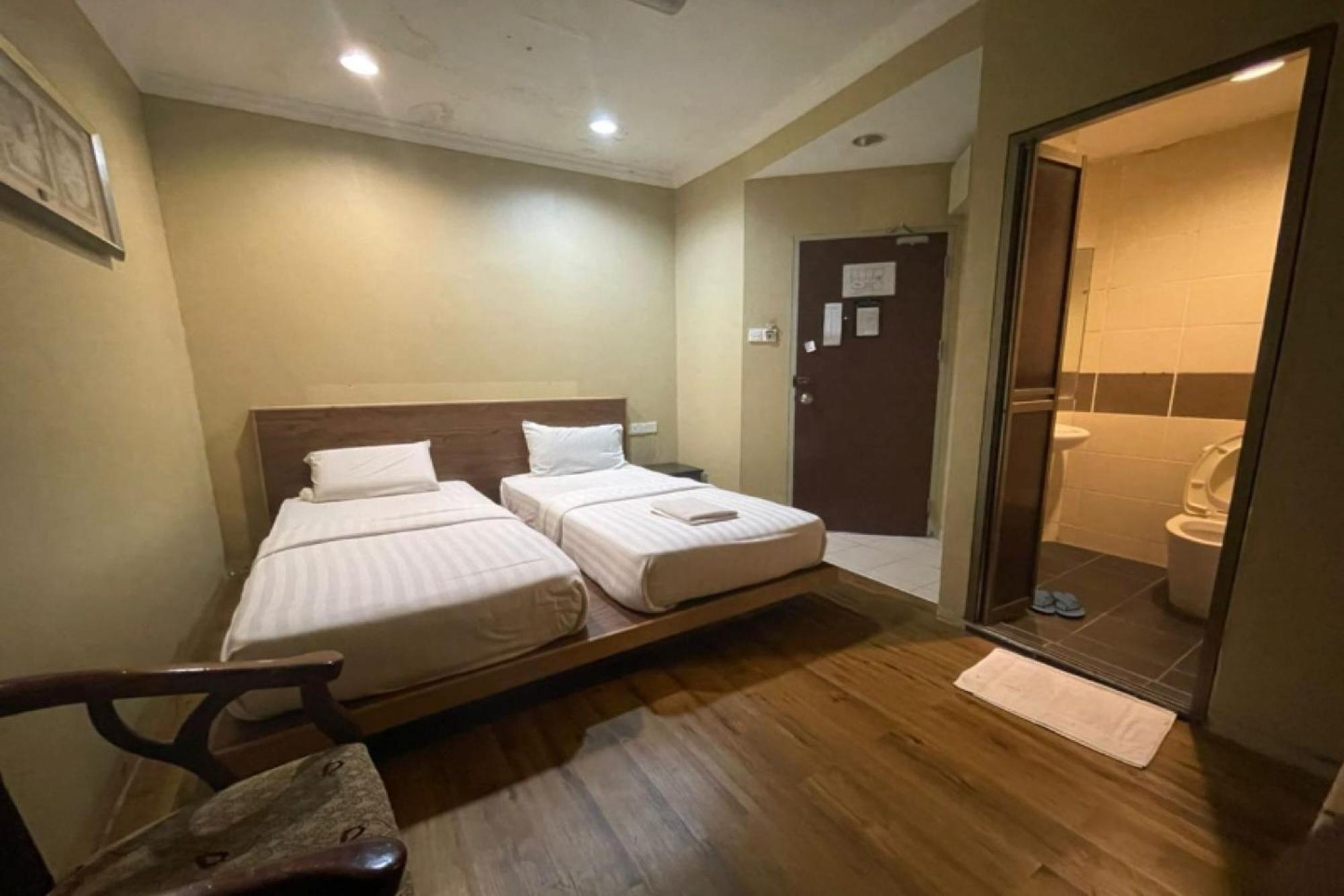 Oyo 90411 Perdana Hotel Labuan Luaran gambar