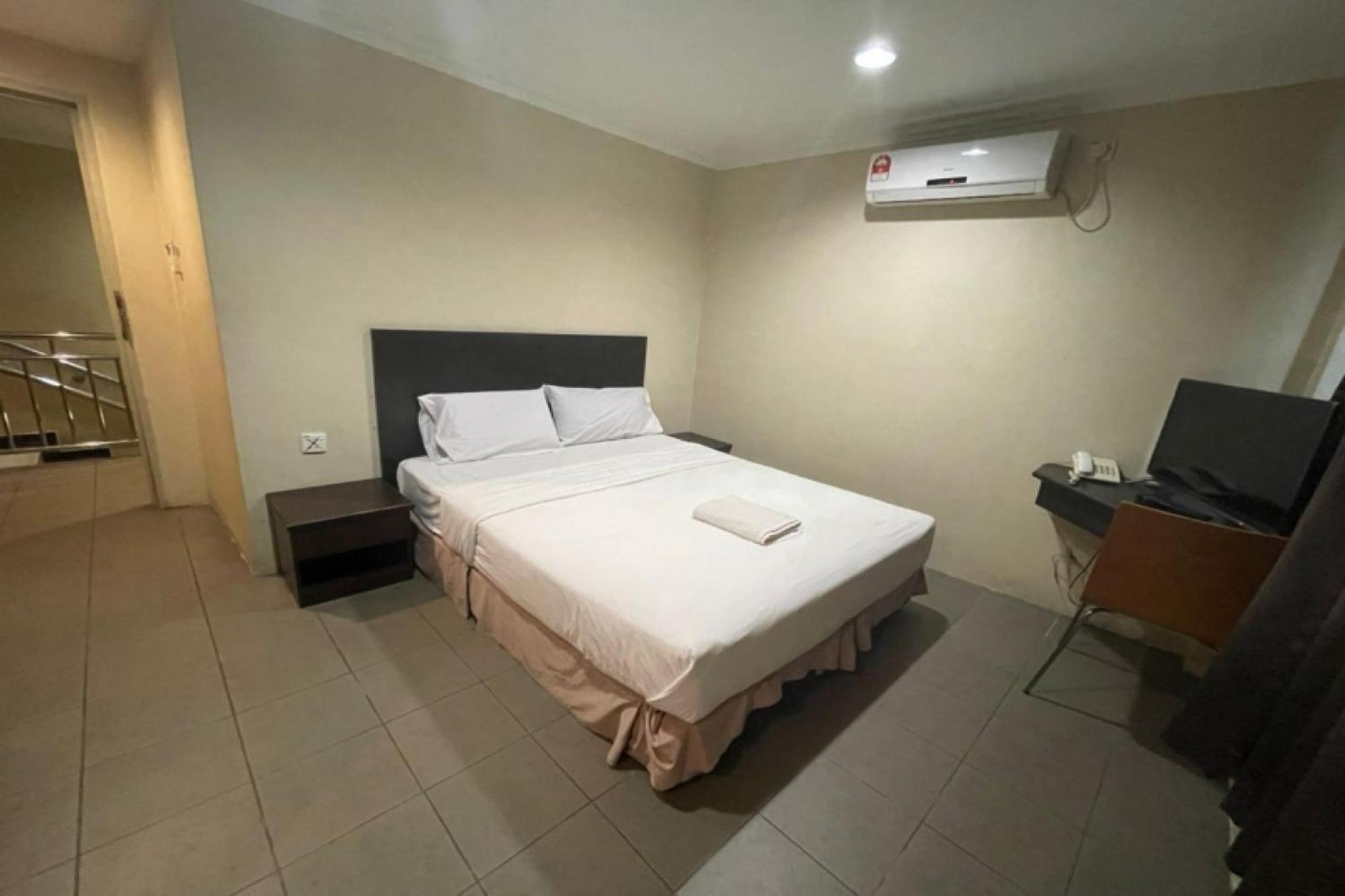 Oyo 90411 Perdana Hotel Labuan Luaran gambar
