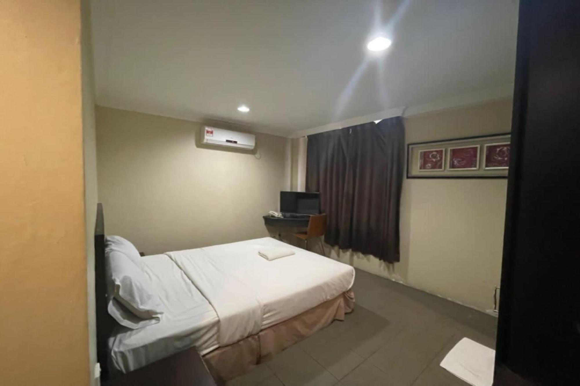 Oyo 90411 Perdana Hotel Labuan Luaran gambar